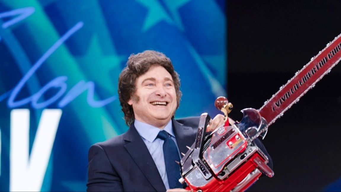 Argentinas president Javier Milei med en motorsåg, symbolen han använder för att kapa ner den offentliga sektorns slöseri. Foto: AP