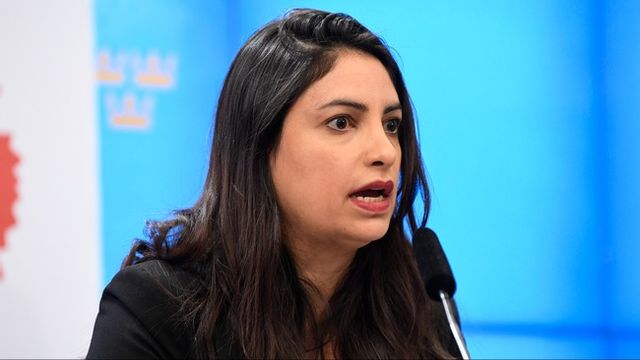 Vänsterledaren Nooshi Dadgostar har meddelat att hon deltar i matbojkott. Foto: Viktoria Bank/TT 