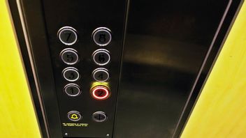 En pojke skadades allvarligt efter att han fallit fem våningar rakt ner i ett hisschakt i samband med en räddningsinsats i Göteborg. Under söndagen meddelades att han dött av sina skador. Foto: Hasse Holmberg/TT