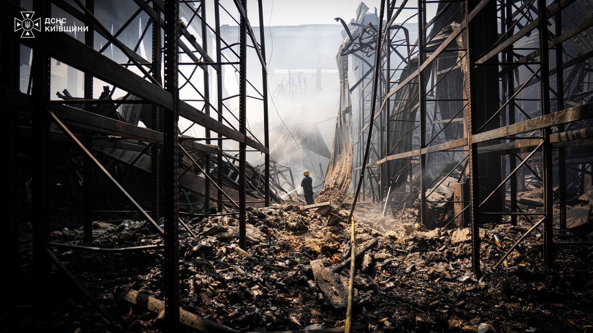 Eftersläckningsarbete i ett totalförstört lager utanför Kyjiv den 6 augusti 2026. Foto: Telegram / Ukrainas räddningstjänst