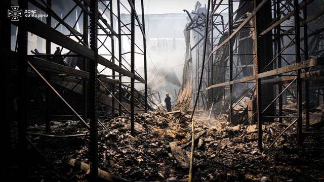 Eftersläckningsarbete i ett totalförstört lager utanför Kyjiv den 6 augusti 2026. Foto: Telegram / Ukrainas räddningstjänst