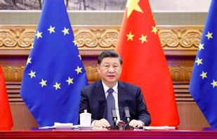 Kina svarar på EU-kommissionens beslut. Här Kinas president Xi Jinping på ett tidigare EU-möte. Foto: Huang Jingwen/AP/TT