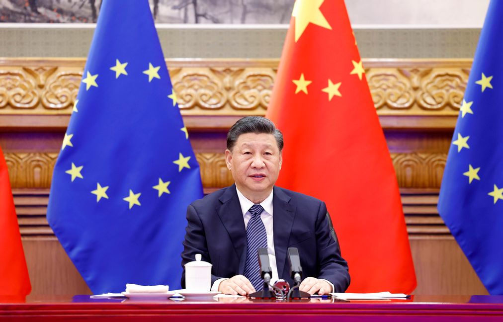 Kina svarar på EU-kommissionens beslut. Här Kinas president Xi Jinping på ett tidigare EU-möte. Foto: Huang Jingwen/AP/TT