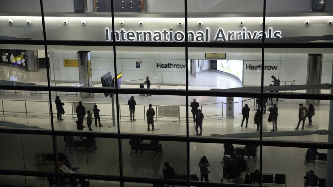 Resenärer i ankomsthallen på flygplatsen Heathrow i London. Snart kan resande från USA och EU slippa karantän vid inresa i England. Arkivbild. Foto: Matt Dunham/AP/TT