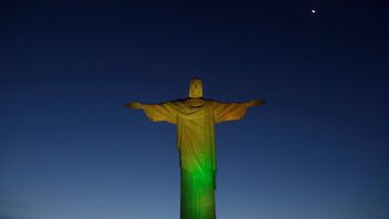 Karnevalen i Rio de Janeiro ställs in, då det inte bedöms vara möjligt heller i juli. Här har Jesusstatyn på den så kallade Sockertoppen lysts upp för att markera vaccinstarten tidigare i veckan. Foto: Bruna Prado/AP/TT