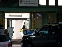 Polisens kriminaltekniker arbetar på plats vid Campus Risbergska i Örebro sent på tisdagskvällen. Anders Wiklund/TT