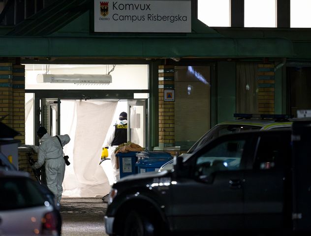 Polisens kriminaltekniker arbetar på plats vid Campus Risbergska i Örebro sent på tisdagskvällen. Anders Wiklund/TT