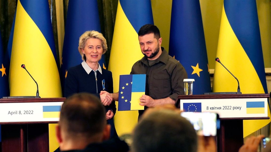 Ukrainas president Volodymyr Zelenskyj och EU-kommissionens ordförande Ursula von der Leyen. Foto: Adam Schreck/AP/TT  