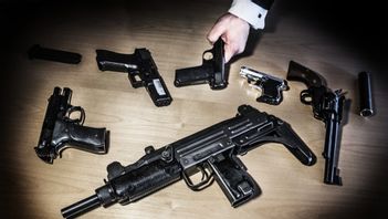 Fram till och med oktober i år beslagtogs 340 illegala vapen i Stockholmsområdet. Vapnen på bilden är beslagtagna av Tullverket ett tidigare år. Arkivbild. Foto: TOMAS ONEBORG/SVD/TT