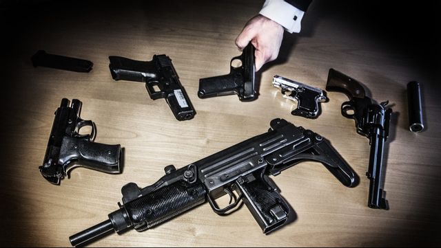 Fram till och med oktober i år beslagtogs 340 illegala vapen i Stockholmsområdet. Vapnen på bilden är beslagtagna av Tullverket ett tidigare år. Arkivbild. Foto: TOMAS ONEBORG/SVD/TT