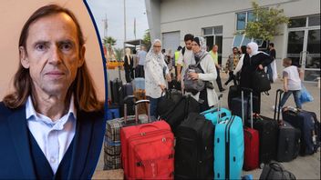 En grupp palestinier med dubbla medborgarskap väntar vid gränsövergången i Rafah på att få komma in i Egypten. Foto: Hatem Ali/AP/TT