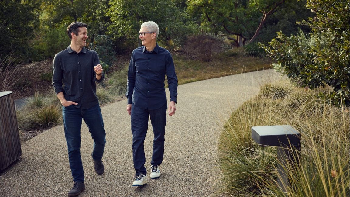 John Ternus och Tim Cook. Foto: Pressbild Apple