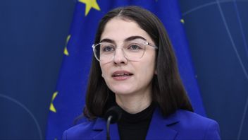 Klimat- och miljöminister Romina Pourmokhtari (L) presenterar regeringens förslag på lättnader i strandskyddet. Bild tagen under en pressträff i januari. Foto: Lars Schröder/TT