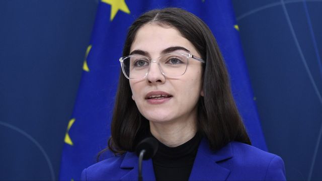 Klimat- och miljöminister Romina Pourmokhtari (L) presenterar regeringens förslag på lättnader i strandskyddet. Bild tagen under en pressträff i januari. Foto: Lars Schröder/TT