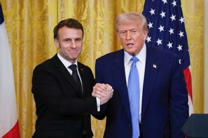 ”Var försiktig”, var budskapet till Donald Trump, uppger Emmanuel Macron som träffade den amerikanske presidenten på måndagen. Foto: Ludovic Marin/AP/TT