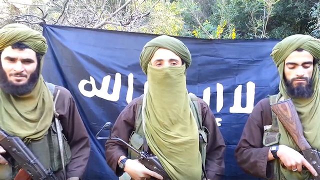 IS-terrorister poserar med vapen i Algeriet. Foto: Ho0202 (CC BY-SA 4.0)