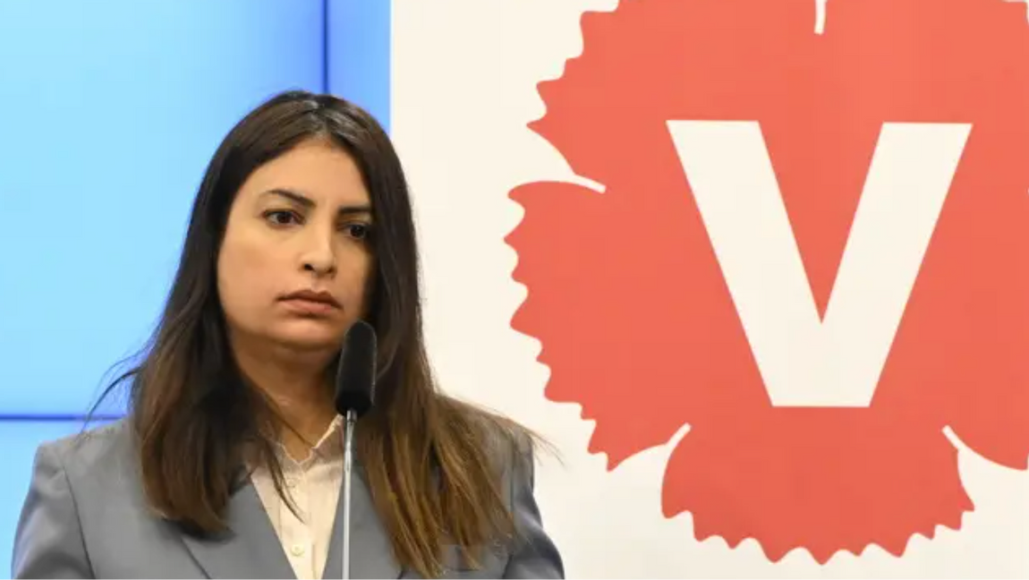 Vänsterpartiets partiledare Nooshi Dadgostar har hamnat i blåsväder efter flera antisemitiska skandaler inom partiet. I augusti 2024 tvingades en V-politiker i Landskrona lämna sina uppdrag efter att ha spridit judehat och hyllat terrorister på sociala medier. Foto: Anders Wiklund/TT