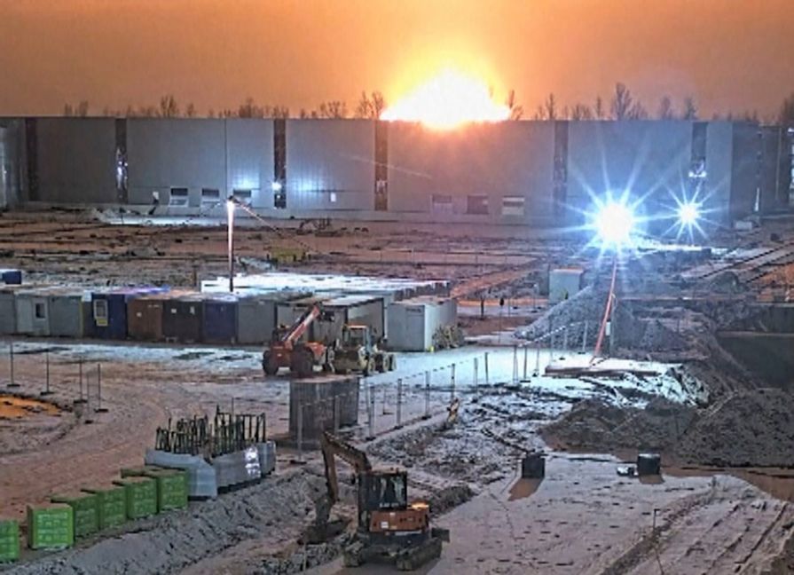 Stillbild ur video som visar eldbollen efter planets nedslag nära Vilnius i måndags. Foto: Michael Sohn/Teltonika via AP/TT