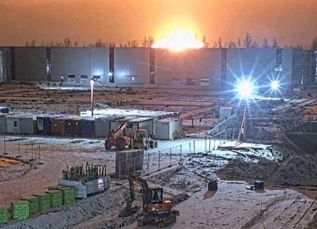 Stillbild ur video som visar eldbollen efter planets nedslag nära Vilnius i måndags. Foto: Michael Sohn/Teltonika via AP/TT