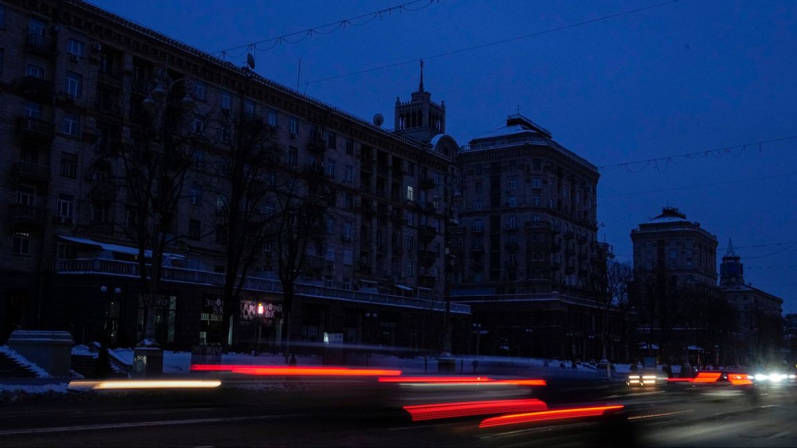 Bilar kör på en av ett nedsläckt Kievs huvudgator efter ryska attacker som orsakade massiva strömavbrott fredagen den 2 december 2022. Foto: AP Photo/Efrem Lukatsky