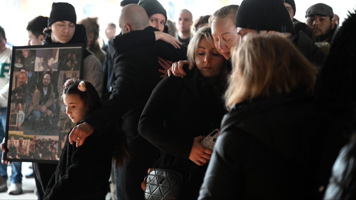 På lördagen hölls en minnesstund i Skärholmen centrum för den man som sköts ihjäl i en gångtunnel några dagar tidigare. Foto: FREDRIK SANDBERG/TT