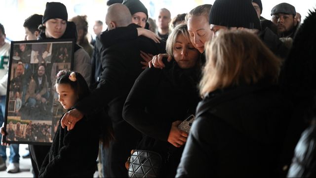 På lördagen hölls en minnesstund i Skärholmen centrum för den man som sköts ihjäl i en gångtunnel några dagar tidigare. Foto: FREDRIK SANDBERG/TT