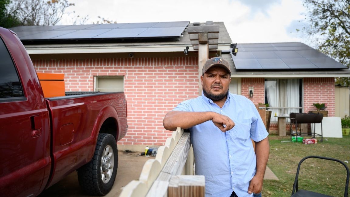 Byggnadsarbetaren José Chavez har nyligen installerat solpaneler på sitt hus, som ligger i Dove Springs mellan Austin och San Antonio i Texas, USA. Foto: Henrik Montgomery/TT