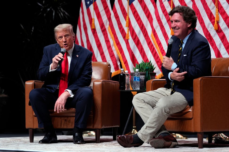 Republikanernas presidentkandidat Donald Trump talade med tidigare Fox News-profilen Tucker Carlson på torsdagskvällen i Arizona. Julia Demaree Nikhinson/AP/TT