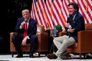 Republikanernas presidentkandidat Donald Trump talade med tidigare Fox News-profilen Tucker Carlson på torsdagskvällen i Arizona. Julia Demaree Nikhinson/AP/TT