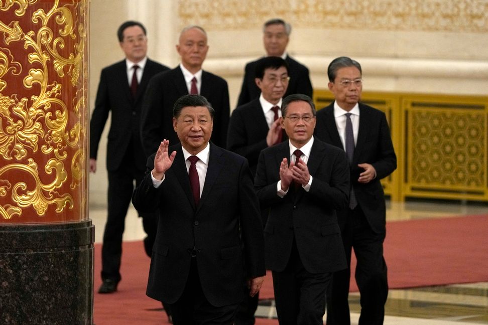 Kinas politbyrå, här i släptåg bakom ordföranden president Xi Jinping, låter meddela att landet står inför ekonomiska problem. Arkivbild. Ng Han Guan/AP/TT