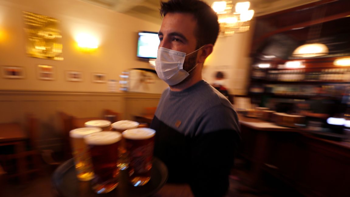 Personal på en pub i London-stadsdelen Ealing i maj 2021. Foto: AP/TT.