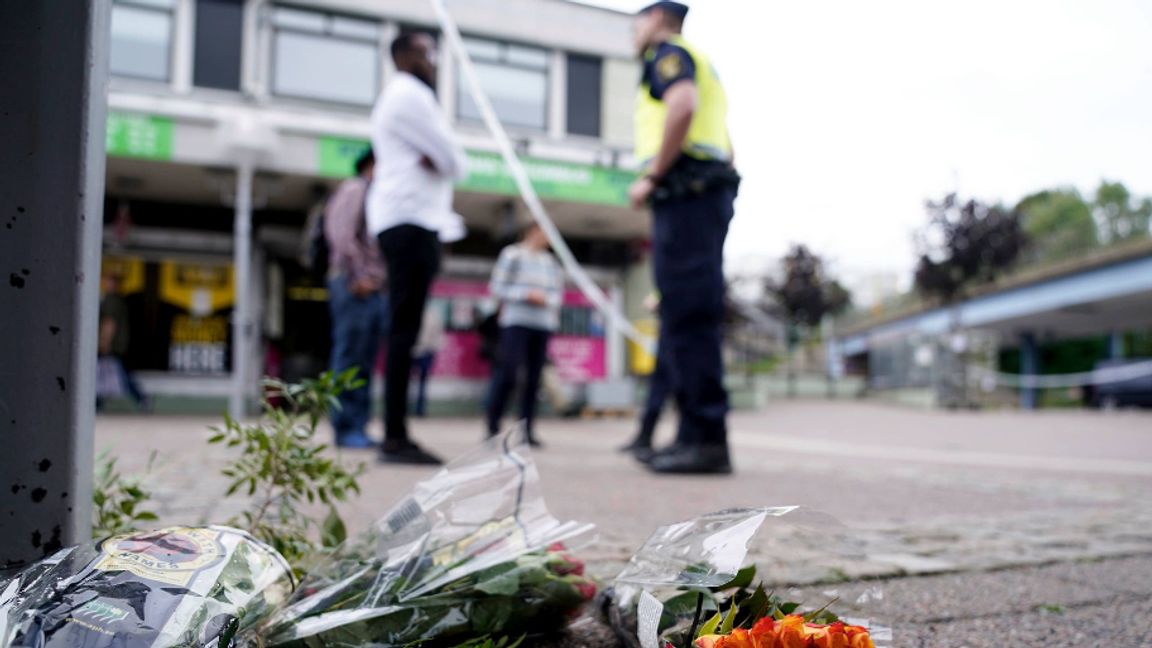 Poliser på plats i Biskopsgården på Hisingen i Göteborg. En polis har avlidit på sjukhus efter att ha skadats i en skottlossning i Biskopsgården på Hisingen i Göteborg. Foto: Björn Larsson Rosvall/TT.