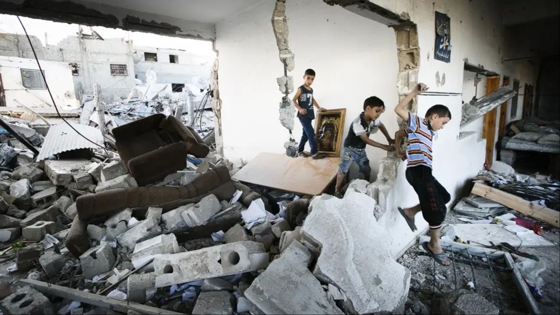 Barn ska inte behöva leka bland ruiner. De som direkt eller indirekt stödjer Hamas tvingar dem till det. Foto: Heiko Junge/NTB scanpix/TT