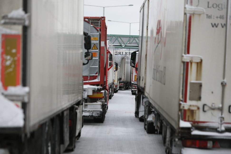 Flera lastbilar står stilla på E6 i höjd med Härslöv i nordvästra Skåne. Arkivbild. Foto: Mattias Landström/TT
