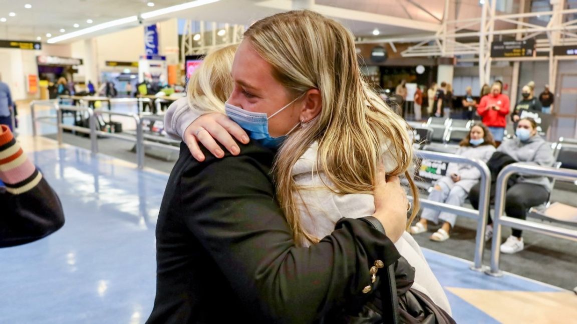 Familjemedlemmar kramar om varandra sedan ett flyg från Los Angeles anlände till Auckland i måndags. Foto: Jed Bradley/AP/TT