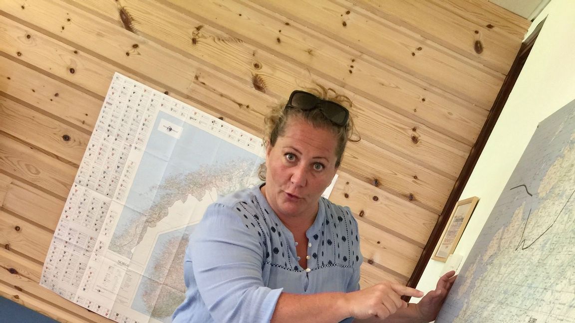 Vibeke Stjern är tvungen att kliva upp på soffan när hon skulle berätta om alla vindkraftsplaner på halvön Foten i Norge. Foto: Jonas Hallen.