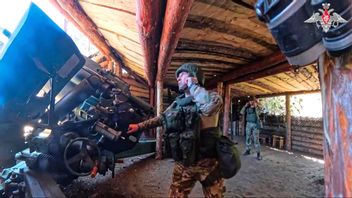 En rysk soldat förbereder den 16 juli 2025 eldgivning mot ukrainska positioner med en 2A65 Msta-B-haubits. Foto: Det ryska försvarsministeriets presstjänst via AP