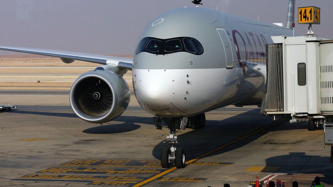 Det första planet från Qatar Airways på tre år landade på King Khalid Airport i Riyad i måndags. Arkivbild, Amr Nabil/AP/TT.