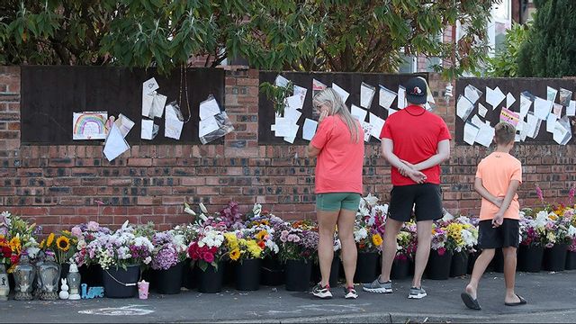 Blommor i närheten av platsen i Southport där tre unga flickor knivhöggs till döds. Foto: Scott Heppell/AP/TT