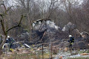 Rester av det fraktflygplan som störtade utanför Litauens huvudstad Vilnius. Foto: Mindaugas Kulbis/AP/TT