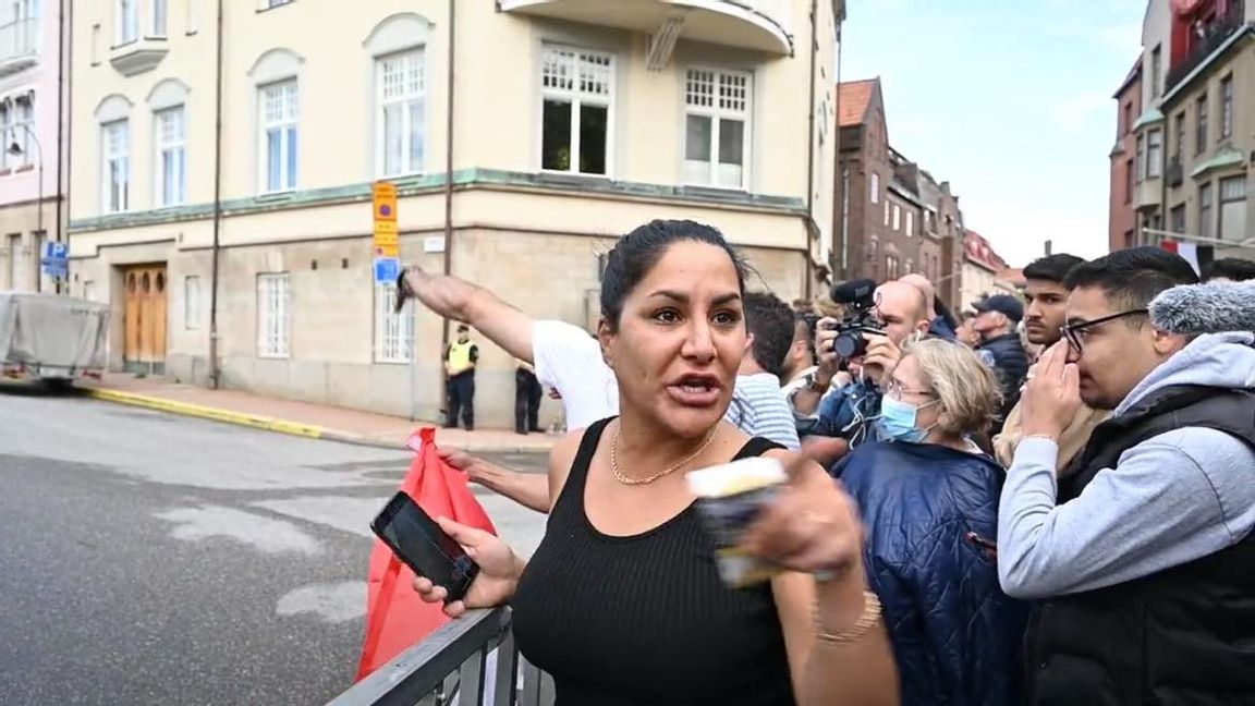 Kvinnan på bilden hotar arrangören Salwan Momika under demonstrationen på torsdagen. Foto: Roger Sahlström//SPA