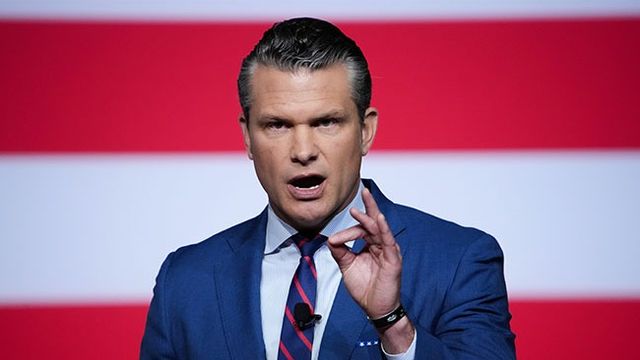 Krigsminister Pete Hegseth under tisdagens möte med amerikanska generaler och amiraler. Bild: Andrew Harnik/Pool via AP
