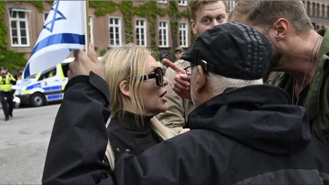 Kajsa Ekis Ekman stör en proisraelisk demonstration i Malmö Foto: Johan Nilsson/TT