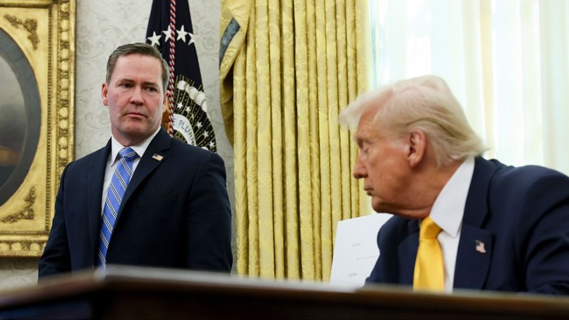 Mike Waltz, till vänster, får sparken. Foto: AP