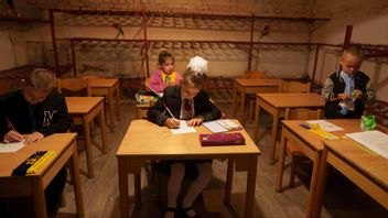 Ukrainska skolbarn målar under en lektion i en källarlokal under höstterminens första skoldag den 1 september i Bobryk i Sumyregionen som gränsar till Ryssland. Försämrade levnadsvillkor till följd av kriget accelerar en brutal urbanisering ytterligare i Ukraina. På grund av ständiga larm om luftangrepp såg skolan ingen annan utväg än att börja hålla lektionerna i en källare. Foto: AP Photo/Evgeniy Maloletka