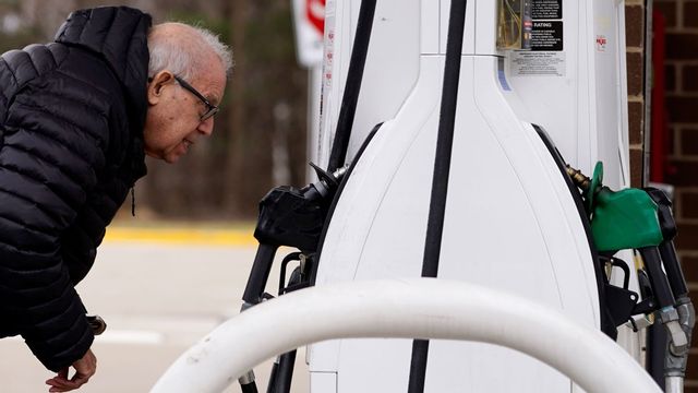 Drivmedelspriserna åker jojo, upp ena dagen och ner nästa. Arikvbild. Foto: Nam Y Huh/AP/TT