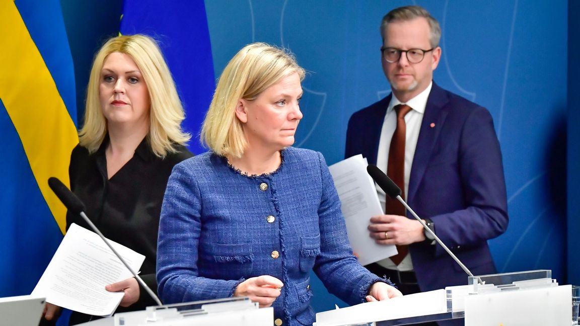 Statsminister Magdalena Andersson (S), socialminister Lena Hallengren (S) och finansminister Mikael Damberg(S) vid pressträffen där de meddelar att nygamla restriktioner blir aktuella igen. Foto: Fredrik Sandberg/TT.