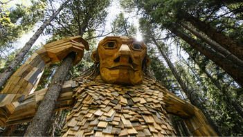 Det måste vara svårt att knappa på tangentbordet med stora trollfingrar. Foto: Hugh Carey / TT