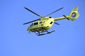 Två bilar frontalkrockade på torsdagsmorgonen utanför Borås. Ambulanshelikopter sändes till platsen.  Fredrik Sandberg/TT