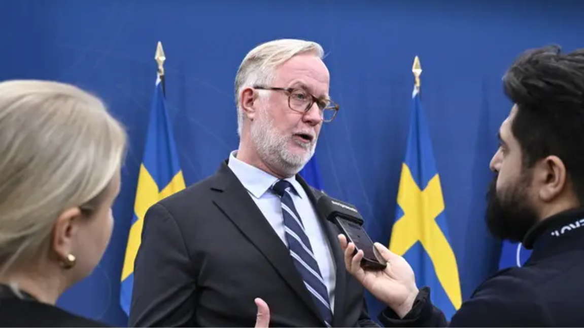 L-ledaren Johan Pehrson är förtegen om detaljerna kring avhoppen inom partiet. Foto: Jessica Gow/TT